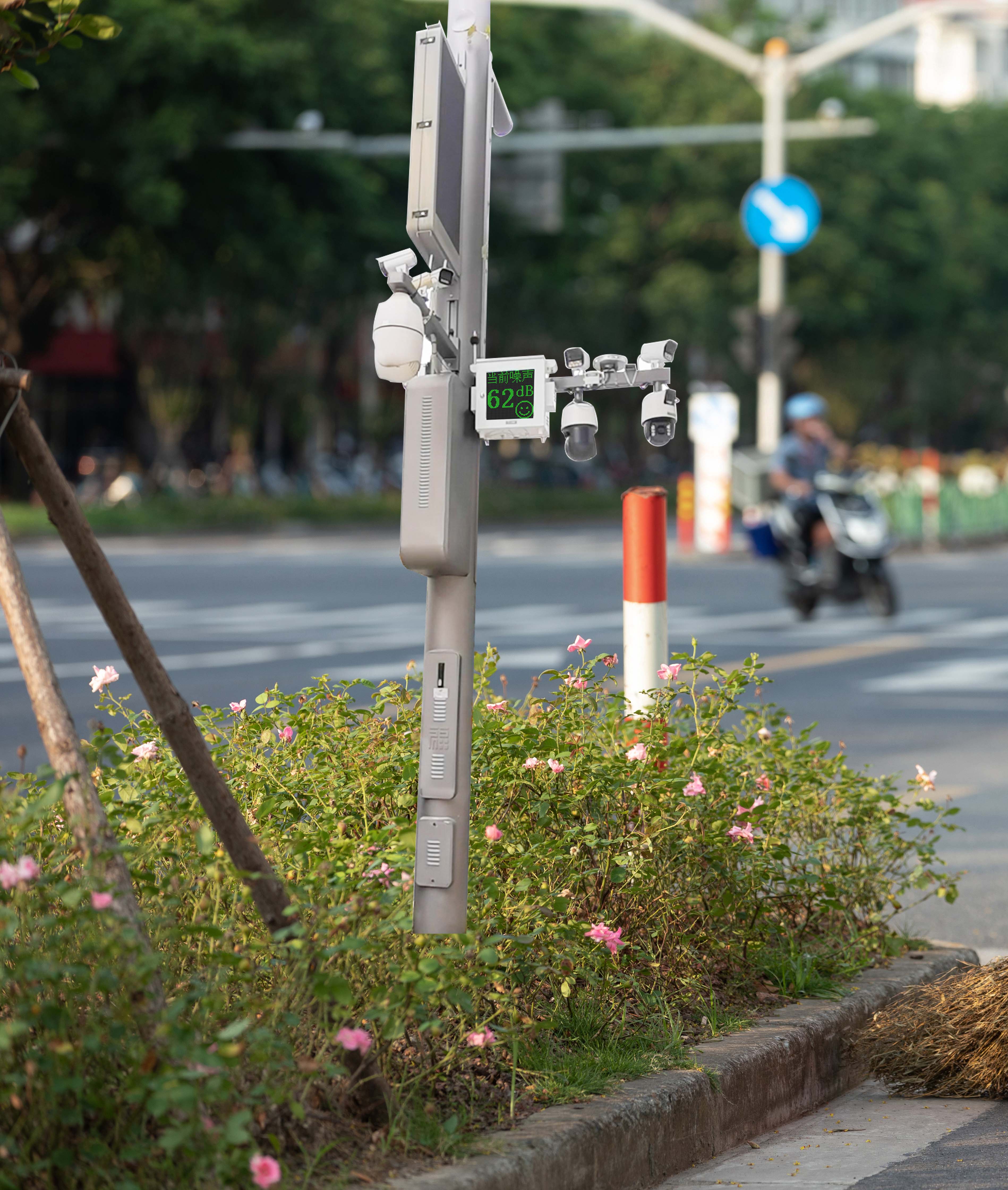 交通道路聲環(huán)境監(jiān)測典型案例: 貴港市街道交通噪聲在線監(jiān)測系統(tǒng)、全天候自動超標(biāo)變色預(yù)警監(jiān)測、助力解決噪聲擾民問題，創(chuàng)建智慧城市發(fā)展